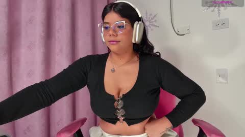 Snapshot of ashleyy18__ chatting on February 9, 9:37 am Ashleyy18   online show from February 9, 9:37 am