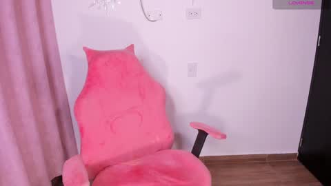 Snapshot of ashleyy18__ chatting on February 6, 8:50 am Ashleyy18   online show from February 6, 8:50 am