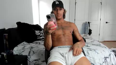 augiexrated online show from December 1, 7:12 pm