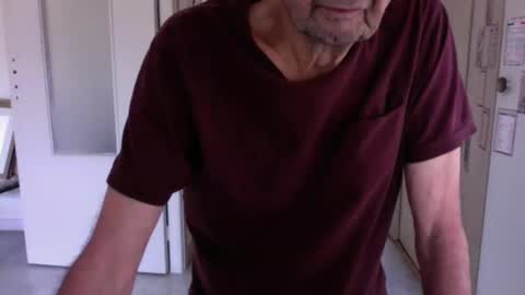 Snapshot of auguste061400 chatting on December 2, 9:30 am auguste061400 online show from December 2, 9:30 am