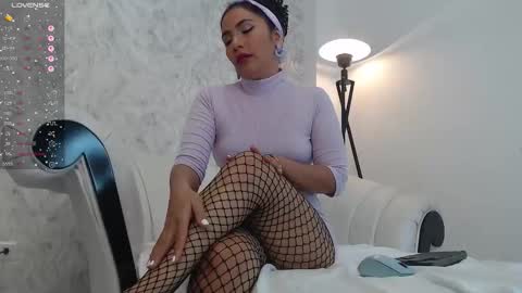 Aura sanders online show from November 18, 12:30 pm