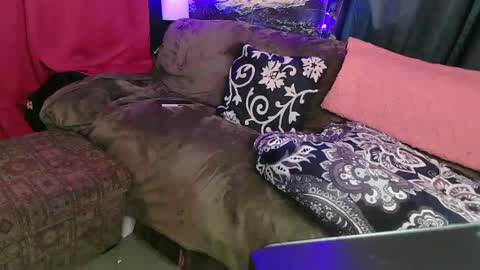 Snapshot of average_girl222 chatting on October 7, 6:53 am raven blue online show from October 7, 6:53 am