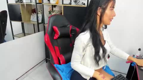 avi_thomsonn online show from October 20, 2:44 pm