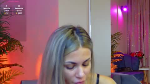 AVRILL CYRUX online show from October 27, 7:41 am