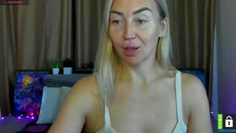 Snapshot of ay_kiss_jully chatting on October 22, 6:05 am Jully online show from October 22, 6:05 am
