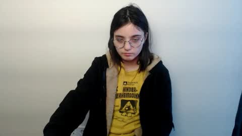 azumi_chan_ online show from February 9, 1:04 pm