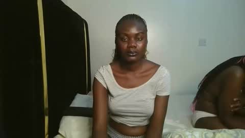 Snapshot of barbie_queen2 chatting on October 15, 9:37 pm queen online show from October 15, 9:37 pm
