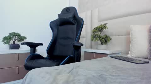 Bastian Independent Model online show from September 20, 3:20 am