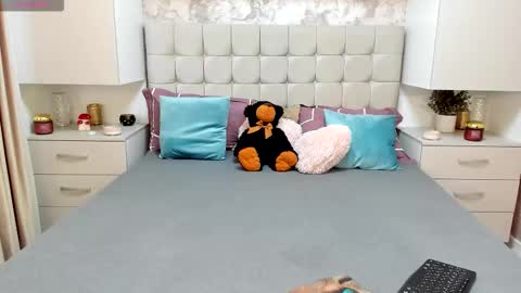 larra online show from October 12, 9:46 am