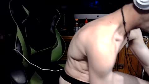 bchillin28 online show from April 14, 7:33 am