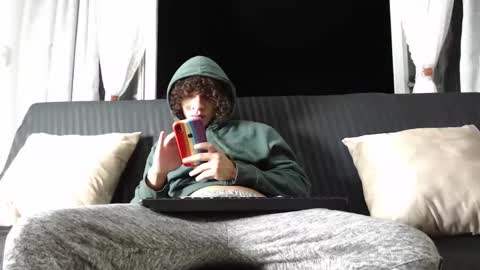 independent model online show from January 17, 1:15 am