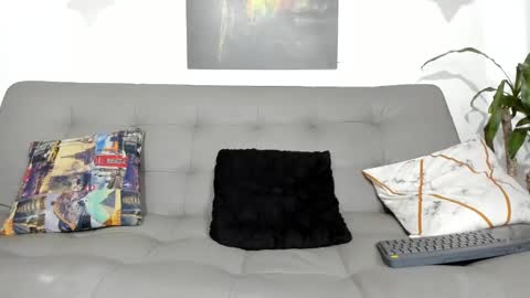 independent model online show from March 4, 4:52 pm