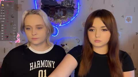 bella_and_alice online show from December 4, 10:15 am