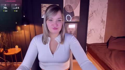 Snapshot of bella_cosmos chatting on January 23, 5:13 am Bella online show from January 23, 5:13 am