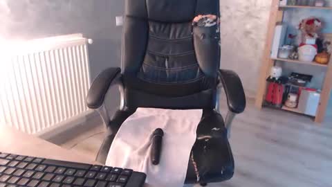      online show from November 27, 9:17 am