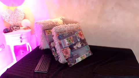 bellarooux online show from April 7, 12:18 pm