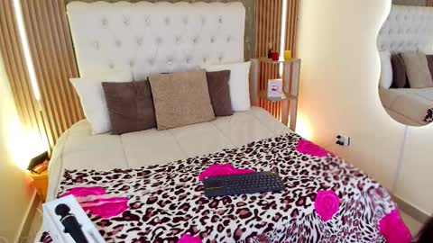 Tiffany and Bengie online show from March 10, 8:57 pm