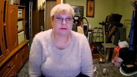 BeverlyQCynia online show from October 27, 2:39 pm