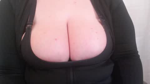 Snapshot of bigbittiesandfun chatting on February 4, 9:10 pm bigbittiesandfun online show from February 4, 9:10 pm