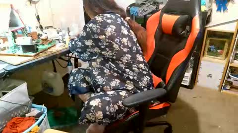 the Mini mami online show from November 30, 10:06 pm