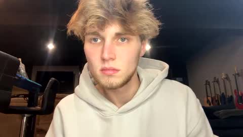 Snapshot of bigskinnyboyshh chatting on February 13, 12:46 am bigskinnyboyshh online show from February 13, 12:46 am