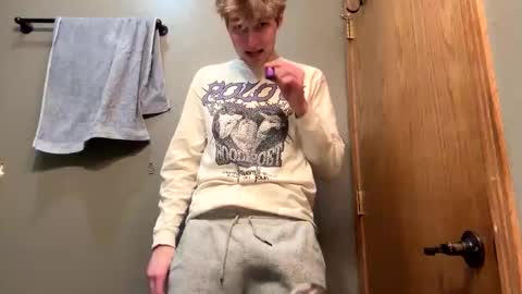 Snapshot of bigskinnyboyshh chatting on December 10, 11:30 pm bigskinnyboyshh online show from December 10, 11:30 pm