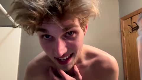 Snapshot of bigskinnyboyshh chatting on January 3, 5:28 am bigskinnyboyshh online show from January 3, 5:28 am