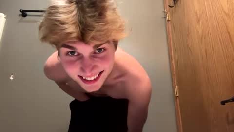 Snapshot of bigskinnyboyshh chatting on January 2, 3:48 am bigskinnyboyshh online show from January 2, 3:48 am