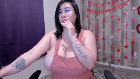 Snapshot of bigt3ti chatting on February 9, 2:17 am  Nubia  online show from February 9, 2:17 am