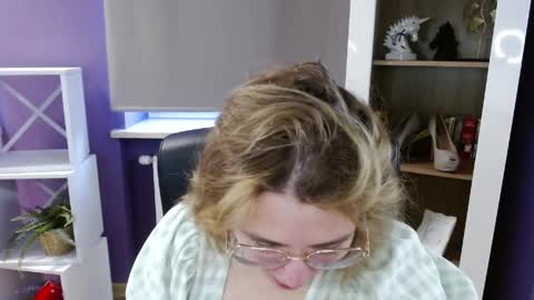 Z O E Y online show from April 15, 5:22 am