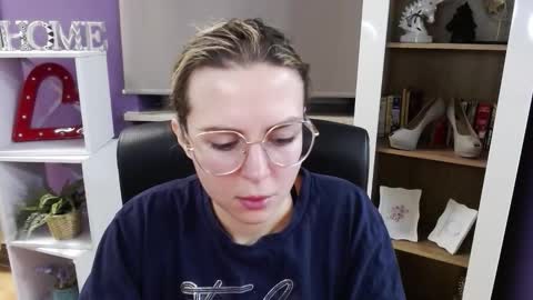 Z O E Y online show from December 3, 5:41 am