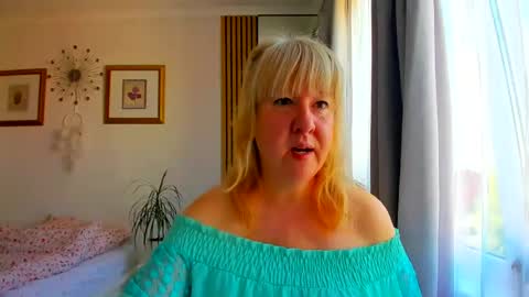Nicole online show from June 18, 4:18 am