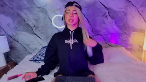 blonde_angelic online show from June 23, 4:31 am