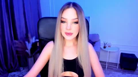 Snapshot of bloomingheart chatting on February 23, 10:31 pm Sophia online show from February 23, 10:31 pm