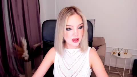 Snapshot of bloomingheart chatting on March 5, 10:54 pm Sophia online show from March 5, 10:54 pm