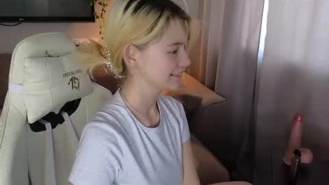 Alice and David online show from July 18, 1:29 am