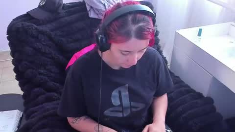 Bonnie Help me reach 500 likes online show from October 10, 5:19 pm