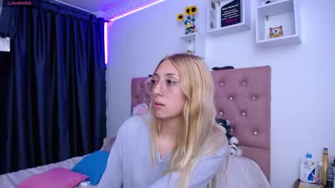 Soffy Brooks Independent model online show from October 12, 7:23 am