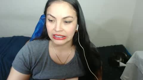 scarleth    follow mee 3 kis online show from September 17, 1:53 am