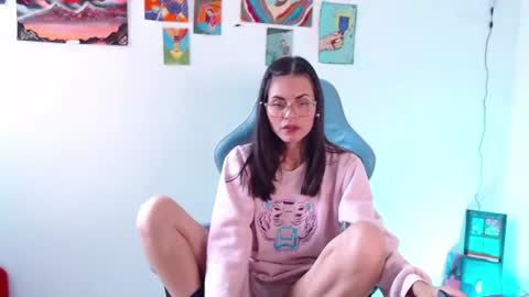 callmebluee online show from July 4, 6:33 pm