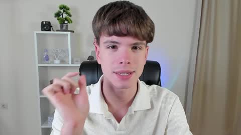 Snapshot of calvin_loves_you chatting on December 1, 7:05 pm Hey I am Calvin  online show from December 1, 7:05 pm