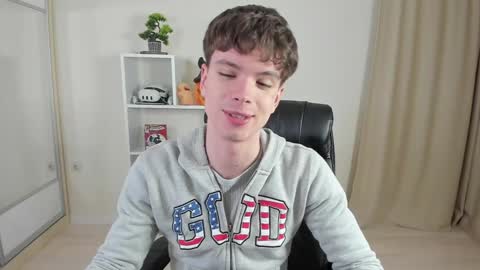 Snapshot of calvin_loves_you chatting on February 5, 7:10 pm Hey I am Calvin  online show from February 5, 7:10 pm