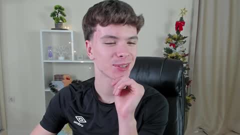 Snapshot of calvin_loves_you chatting on December 17, 7:04 pm Hey I am Calvin  online show from December 17, 7:04 pm