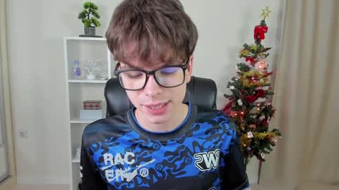 Snapshot of calvin_loves_you chatting on December 14, 7:14 pm Hey I am Calvin  online show from December 14, 7:14 pm