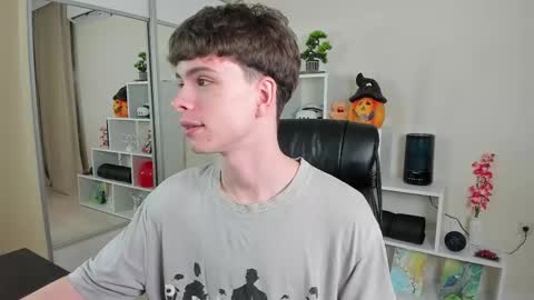 Snapshot of calvin_loves_you chatting on February 23, 7:07 pm Hey I am Calvin  online show from February 23, 7:07 pm