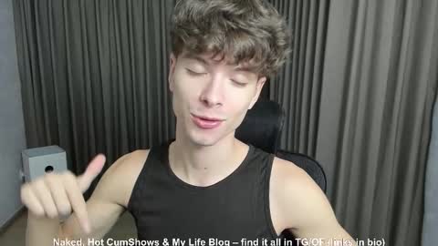 Snapshot of calvin_loves_you chatting on October 17, 11:03 am Hey I am Calvin  online show from October 17, 11:03 am