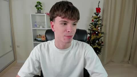 Snapshot of calvin_loves_you chatting on December 27, 7:03 pm Hey I am Calvin  online show from December 27, 7:03 pm