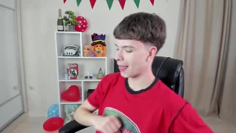 Snapshot of calvin_loves_you chatting on March 6, 7:10 pm Hey I am Calvin  online show from March 6, 7:10 pm