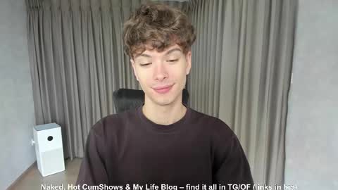 Snapshot of calvin_loves_you chatting on October 19, 5:45 am Hey I am Calvin  online show from October 19, 5:45 am