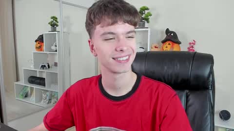 Snapshot of calvin_loves_you chatting on January 10, 7:11 pm Hey I am Calvin  online show from January 10, 7:11 pm